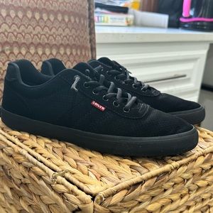 Men’s low top Levi’s, Size 9 1/2